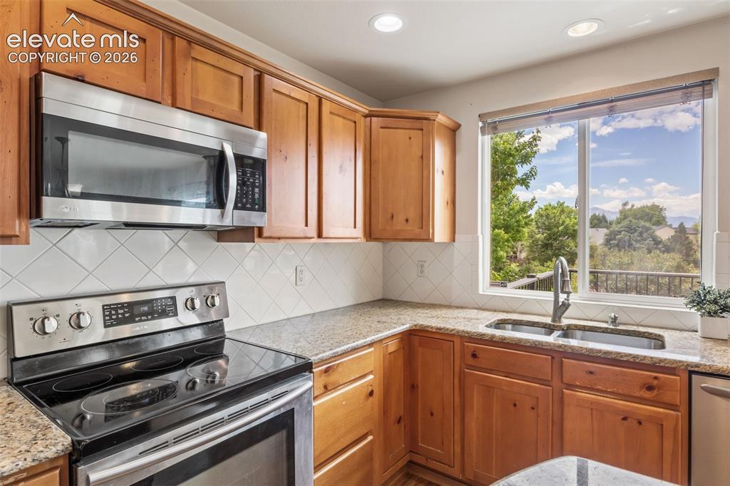 Image 17 of 50: Kitchen