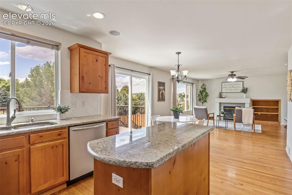 Image 19 of 50: Kitchen