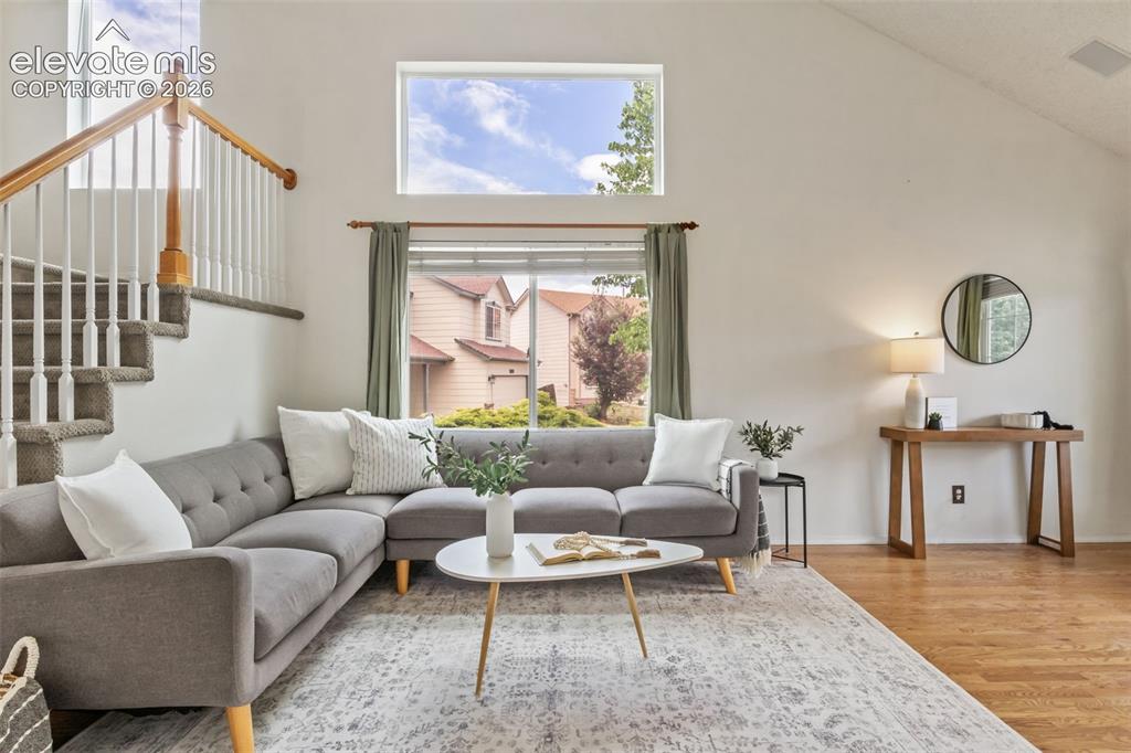 Image 8 of 50: Living Room