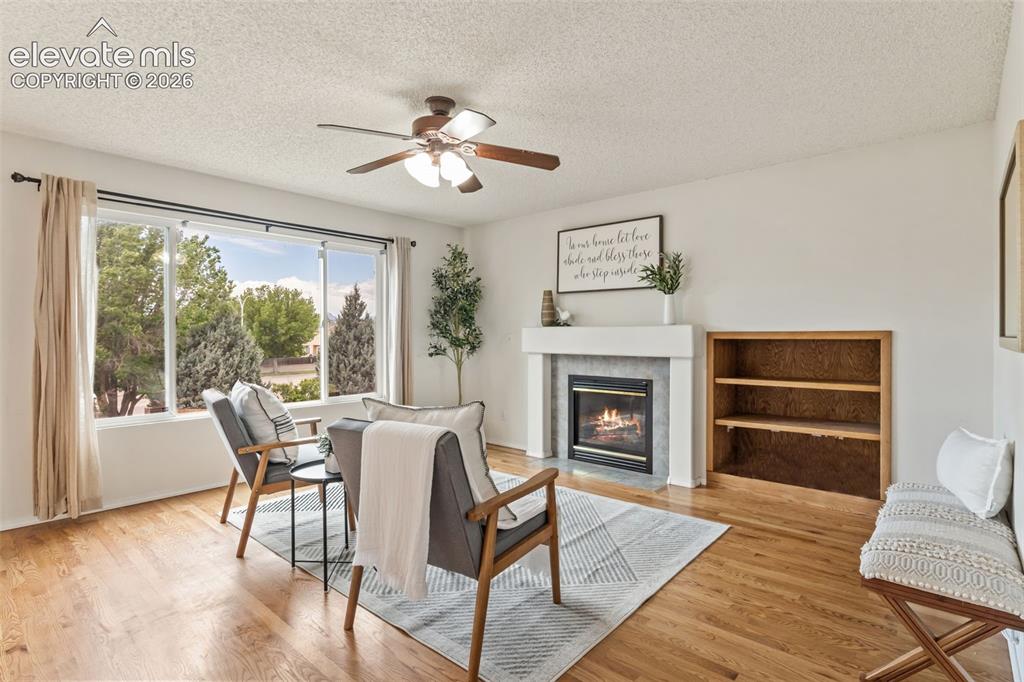Image 9 of 50: Living Room