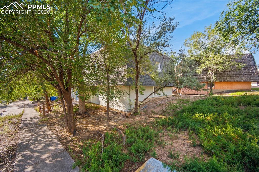 Image 24 of 30: Yard