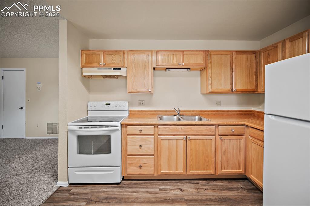 Image 8 of 30: Kitchen