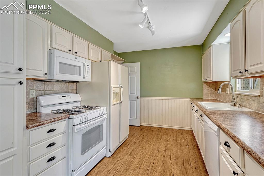 Image 10 of 50: Kitchen