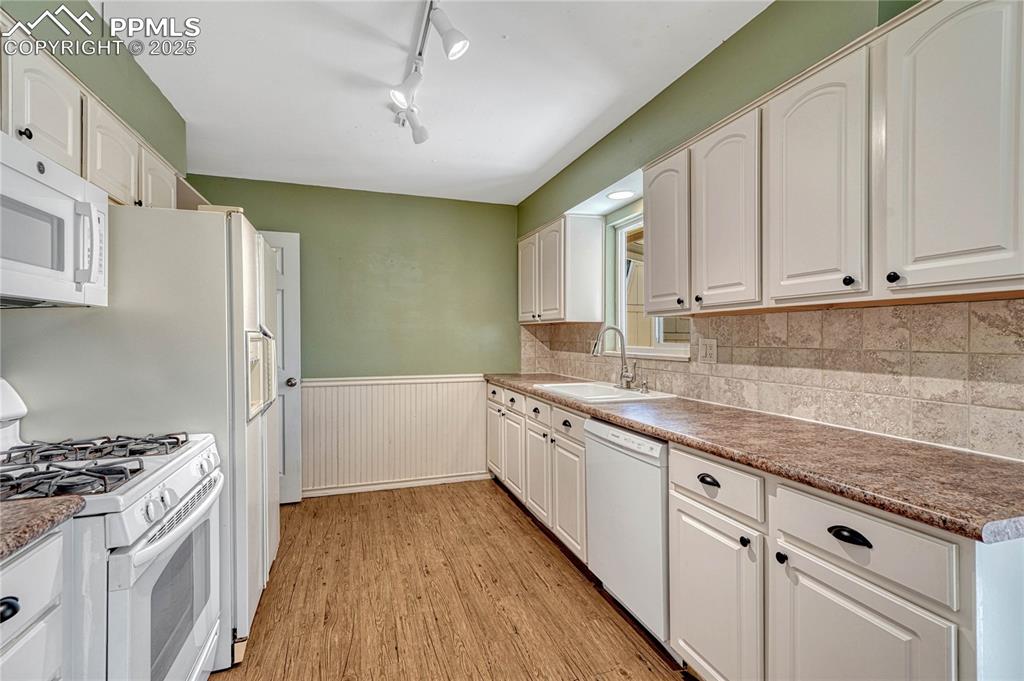 Image 11 of 50: Kitchen