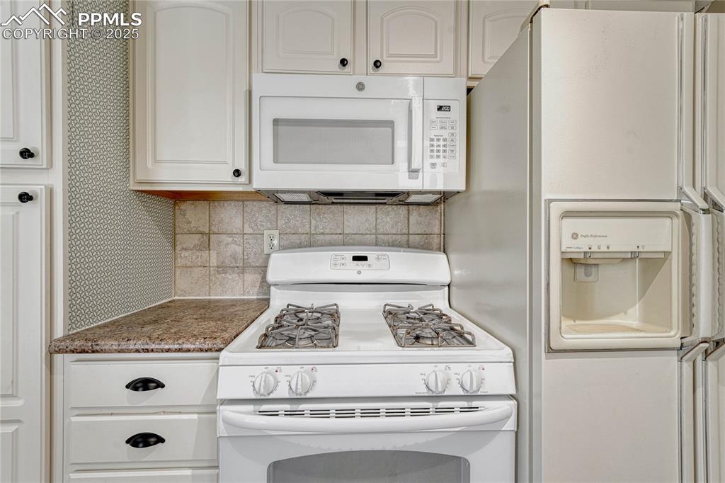 Image 12 of 50: Kitchen