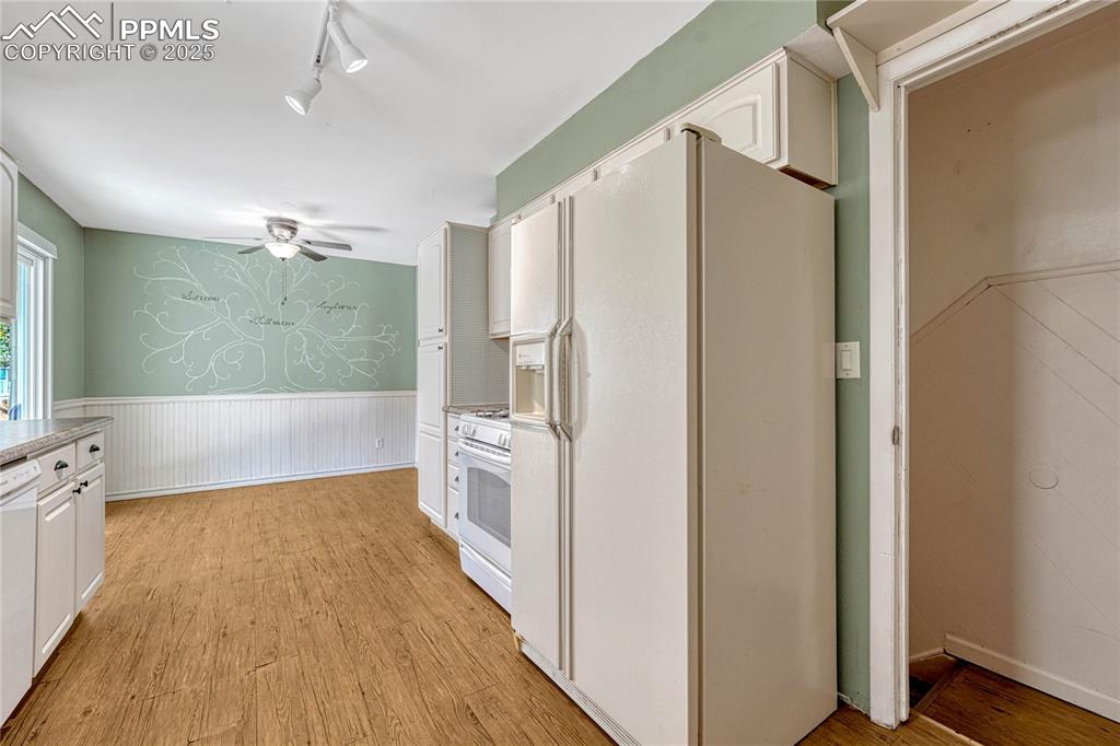 Image 13 of 50: Kitchen