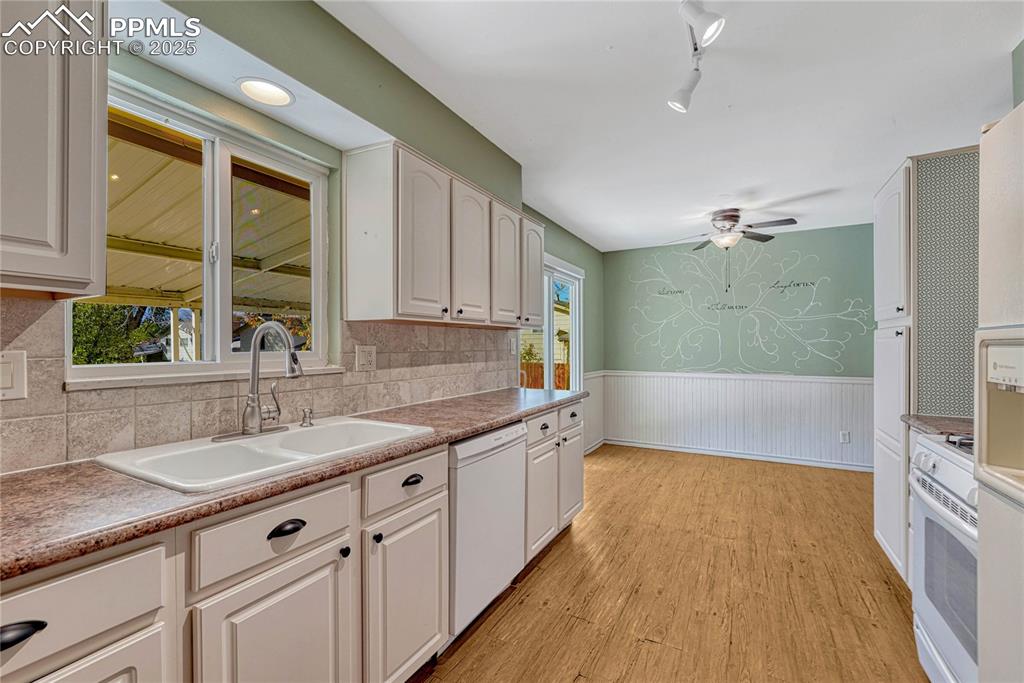 Image 14 of 50: Kitchen