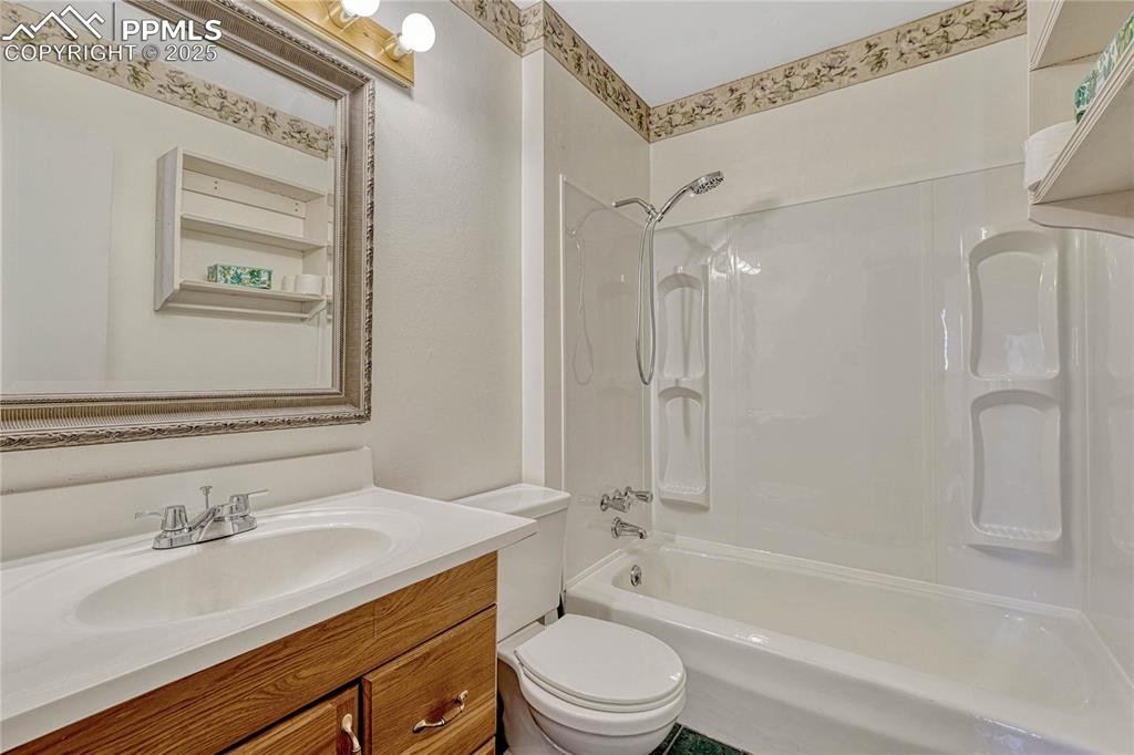 Image 16 of 50: Bathroom