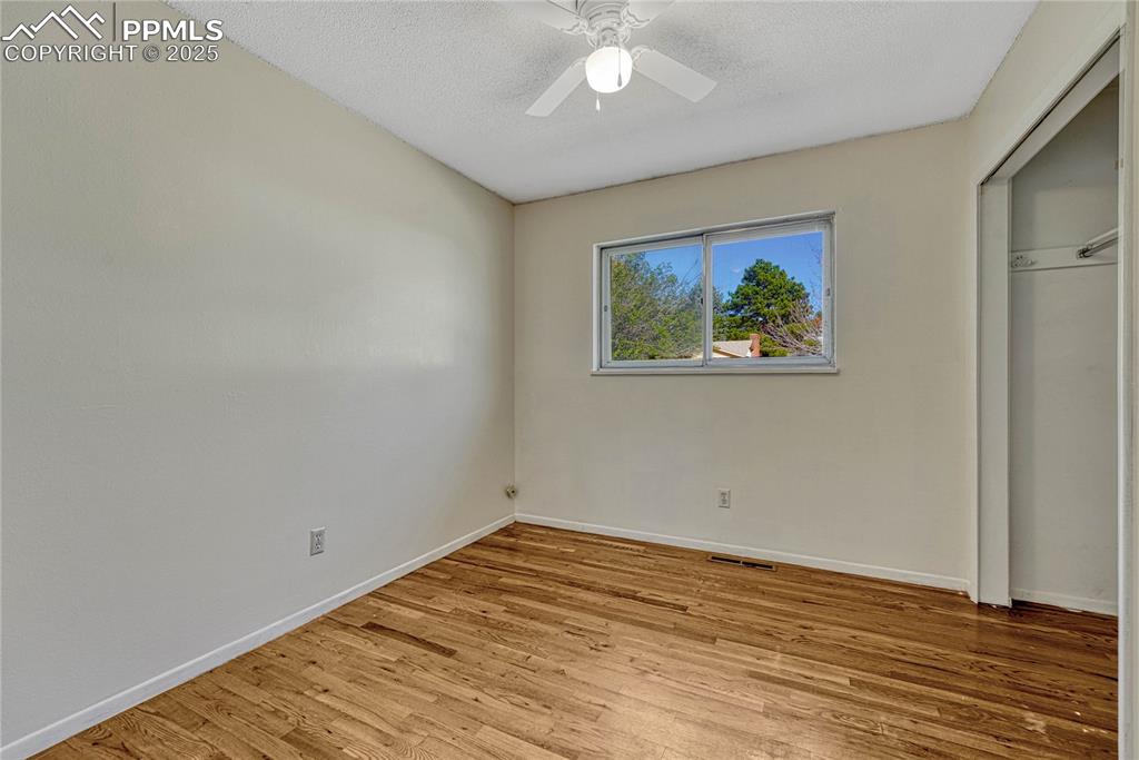 Image 20 of 50: Bedroom