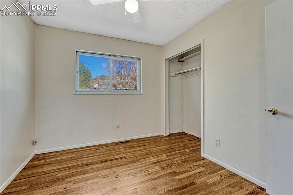 Image 23 of 50: Bedroom