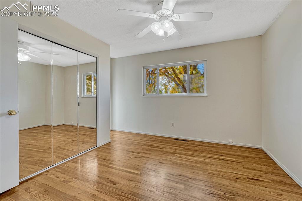 Image 25 of 50: Bedroom