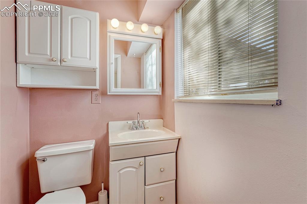 Image 28 of 50: Bathroom