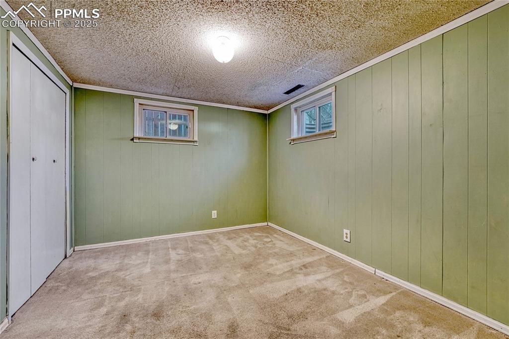 Image 35 of 50: Bedroom