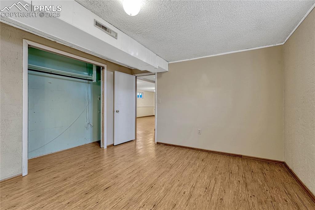 Image 39 of 50: Bedroom