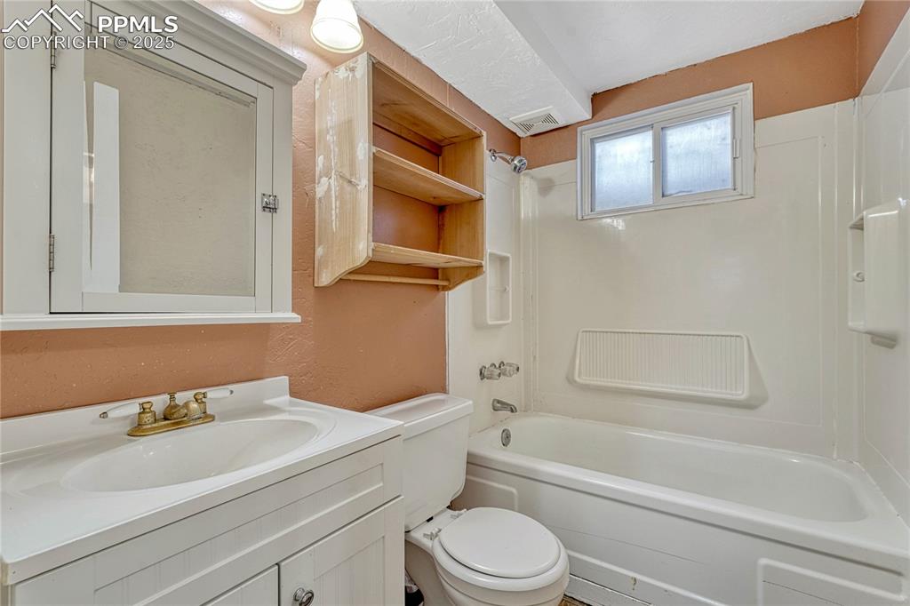 Image 40 of 50: Bathroom