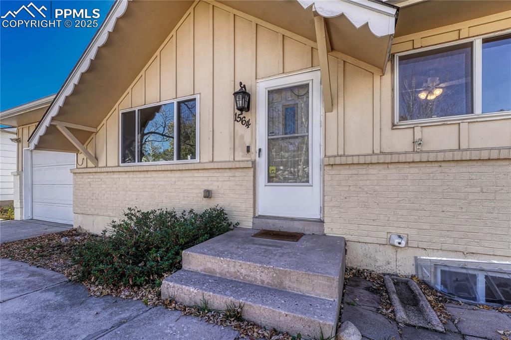 Image 5 of 50: Entry