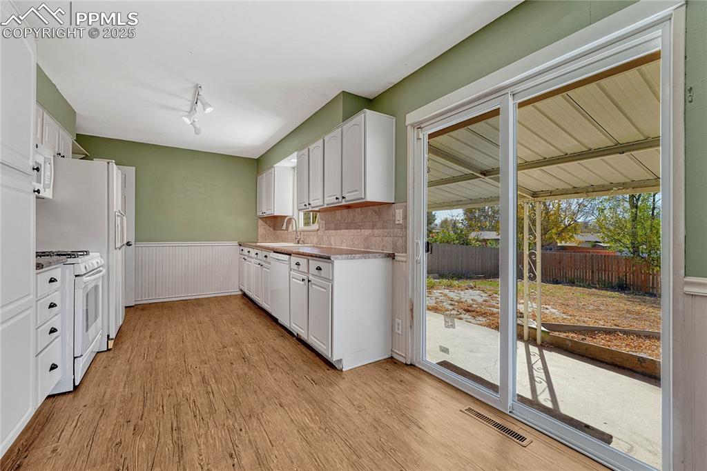 Image 8 of 50: Kitchen