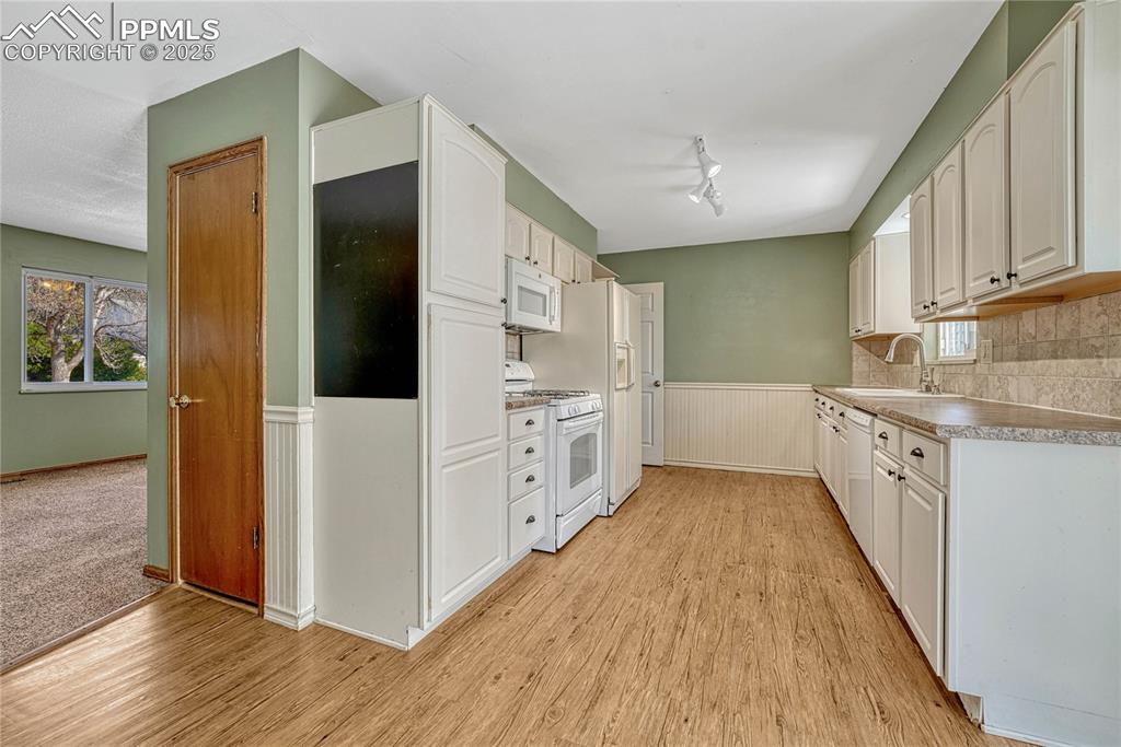 Image 9 of 50: Kitchen