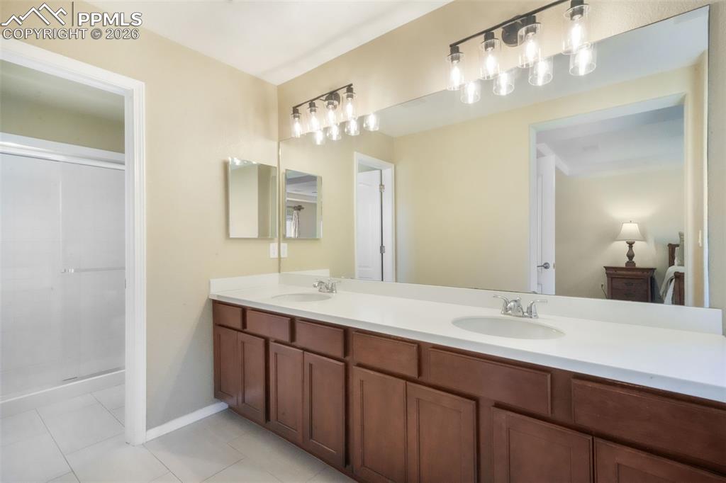 Image 26 of 50: Bathroom
