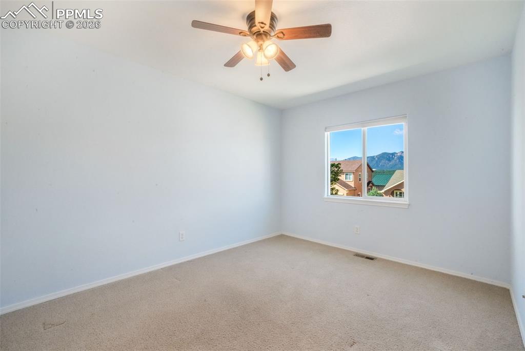 Image 33 of 50: Bedroom