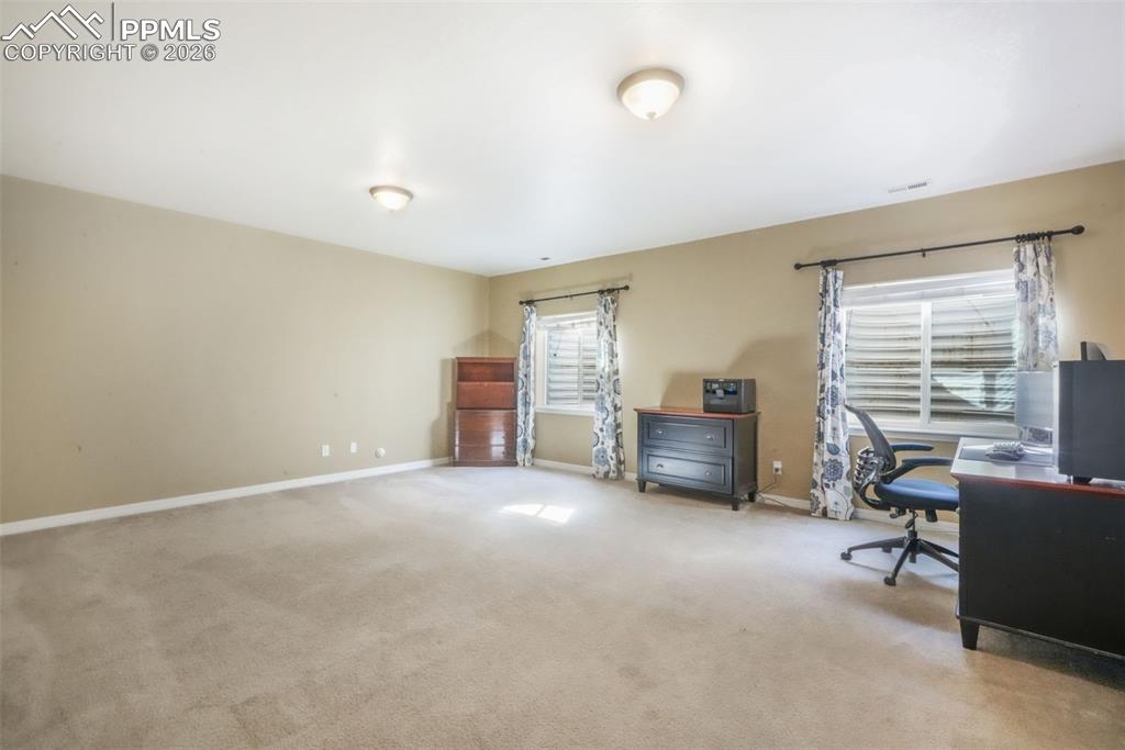 Image 36 of 50: Bedroom