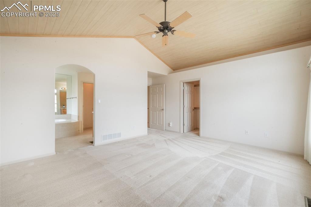 Image 21 of 50: Vaulted Ceiling