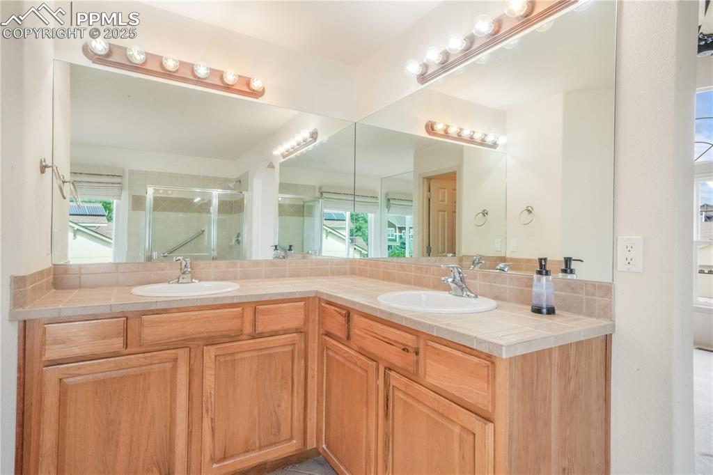 Image 22 of 50: 5 Piec Primary Bath