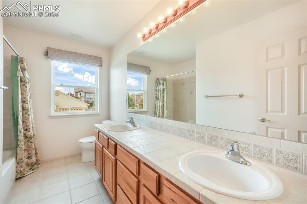 Image 27 of 50: Upper Level 4 Piece Full Bath