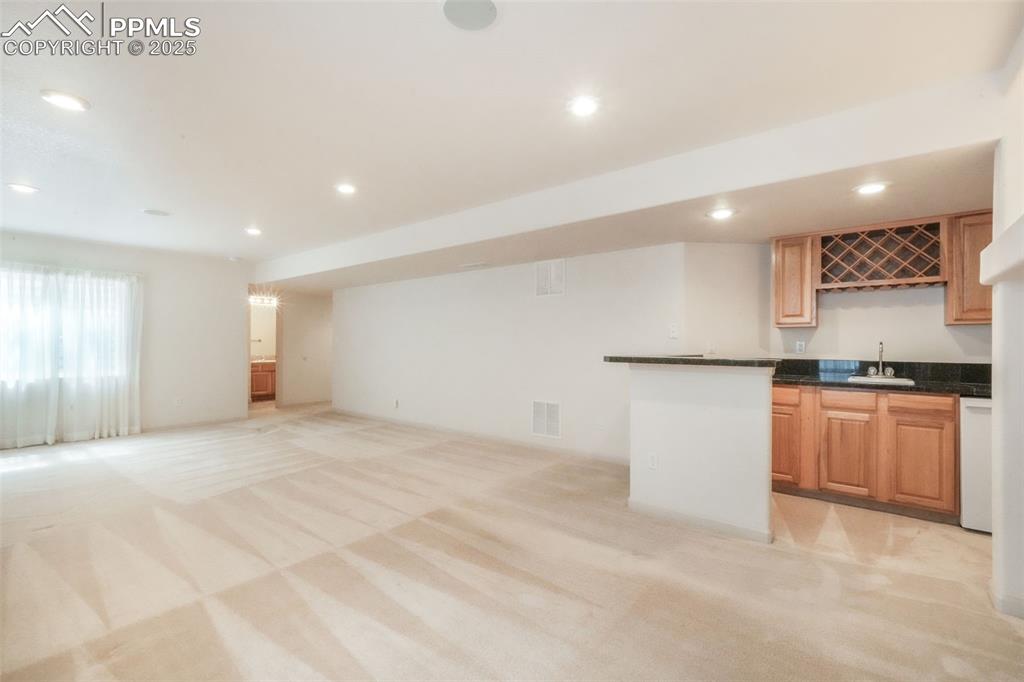 Image 36 of 50: Wet Bar