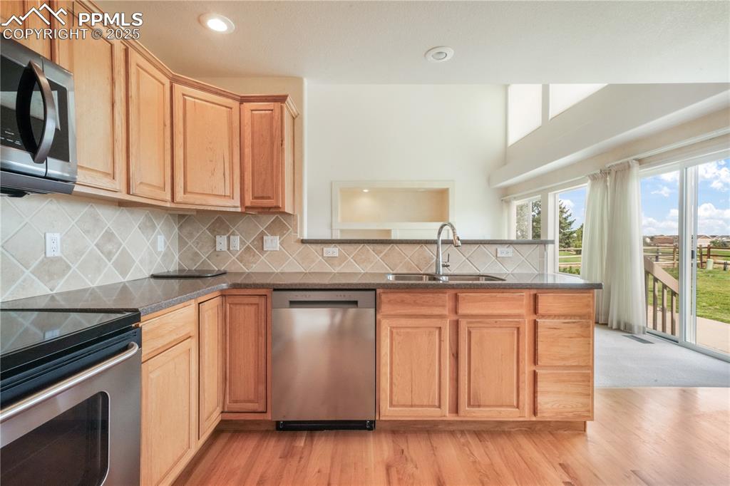 Image 4 of 50: Tons Of Counter Space