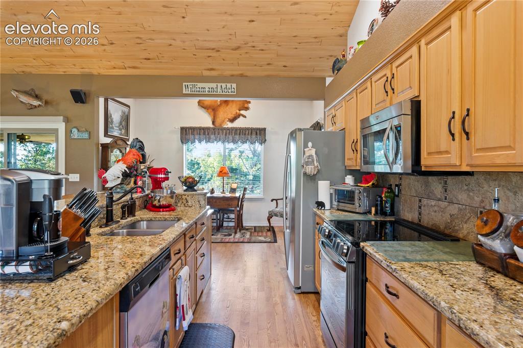 Image 7 of 50: Kitchen