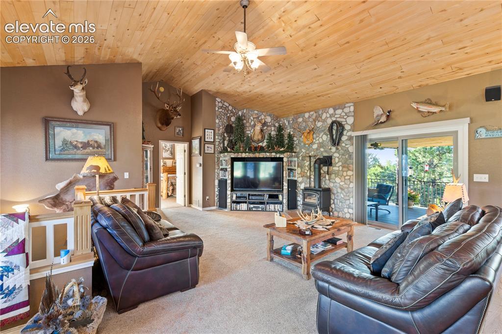 Image 8 of 50: Living Room