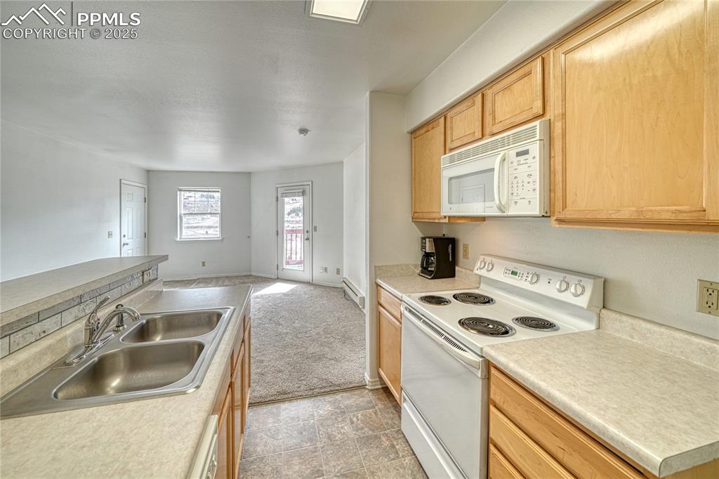 Image 10 of 30: Kitchen