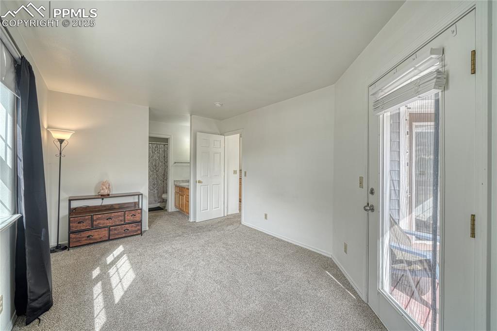 Image 18 of 30: Bedroom