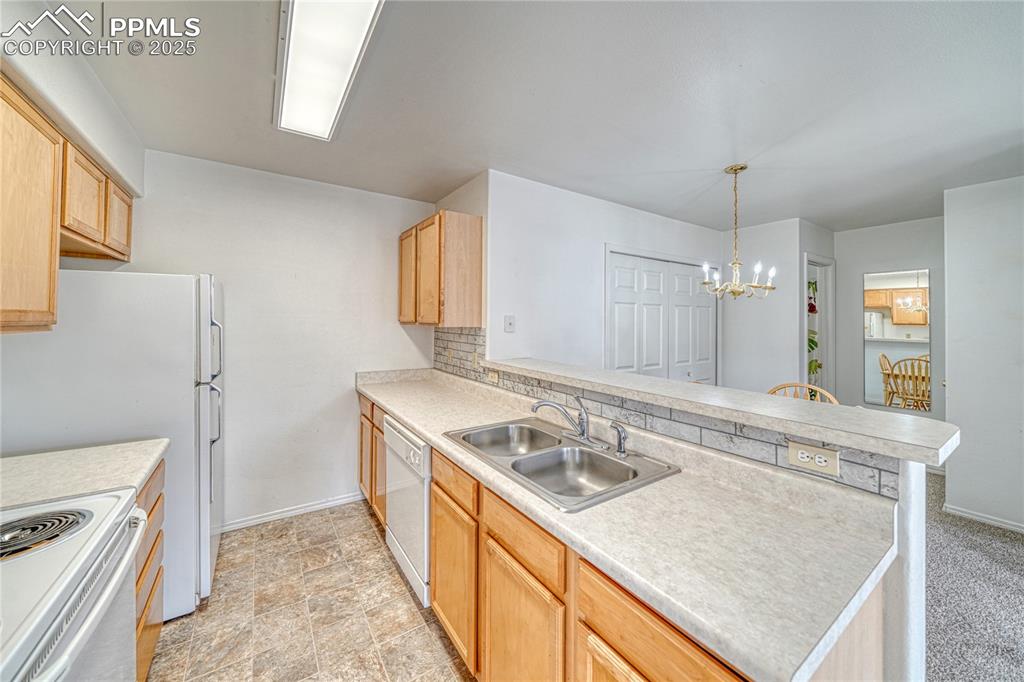 Image 8 of 30: Kitchen