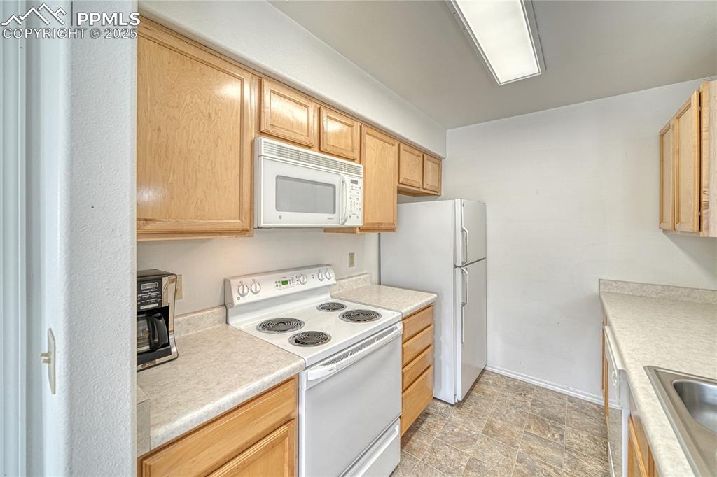 Image 9 of 30: Kitchen