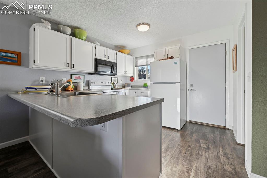 Image 10 of 32: Kitchen