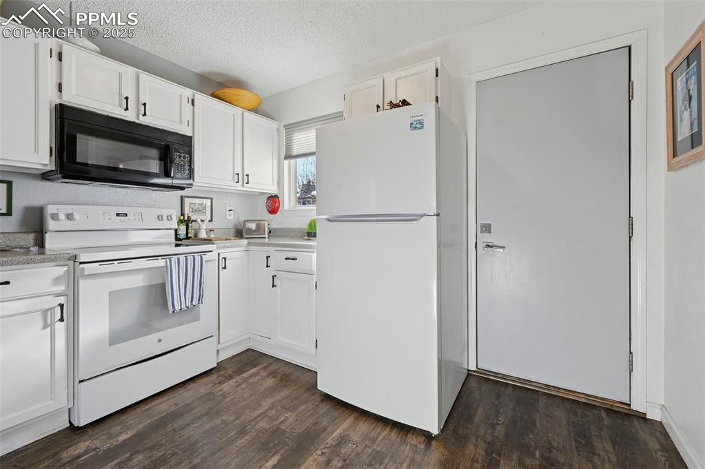 Image 12 of 32: Kitchen