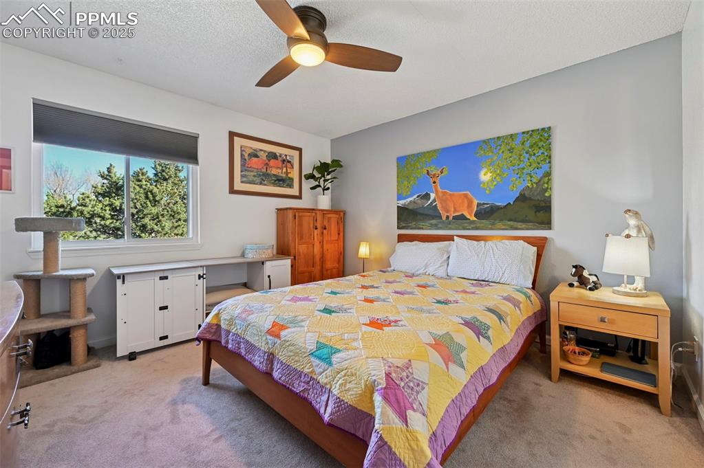 Image 4 of 32: Bedroom