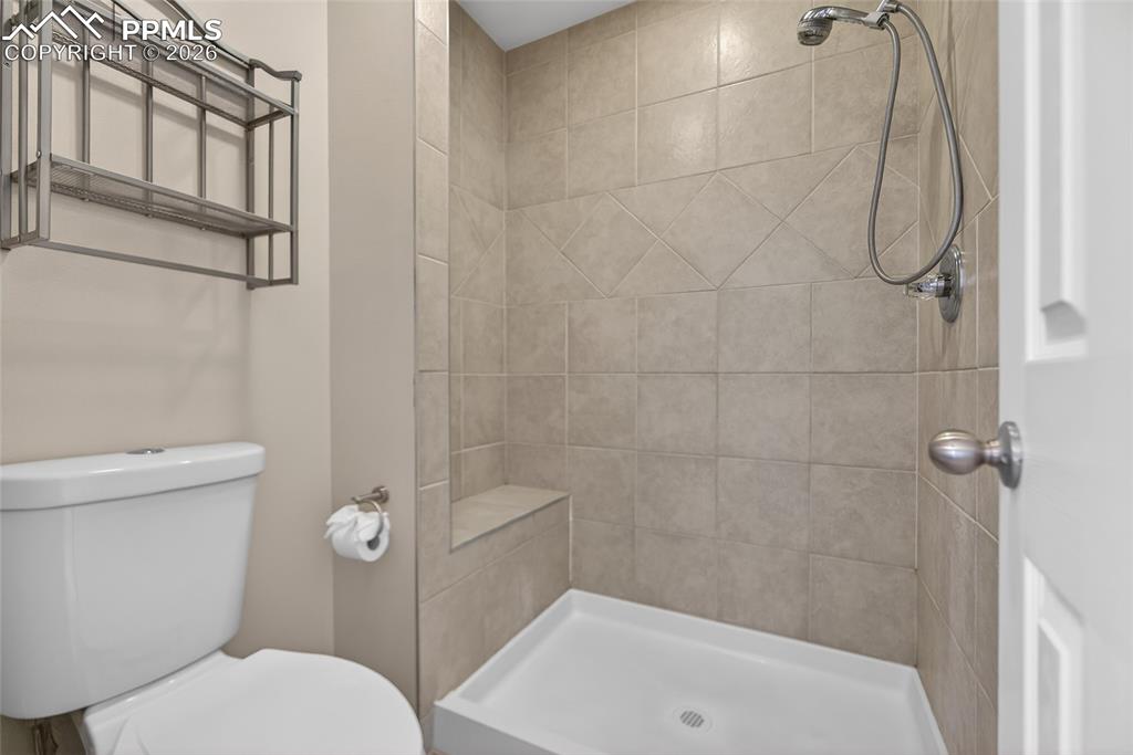 Image 16 of 29: Bathroom