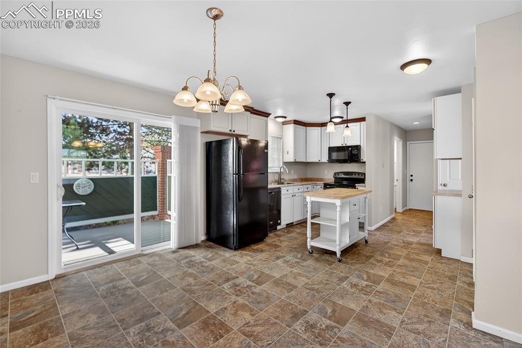 Image 25 of 29: Kitchen