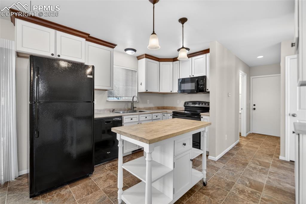 Image 8 of 29: Kitchen