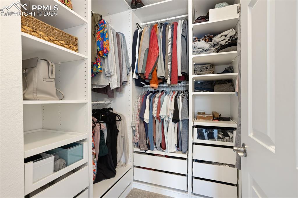Image 25 of 40: Closet