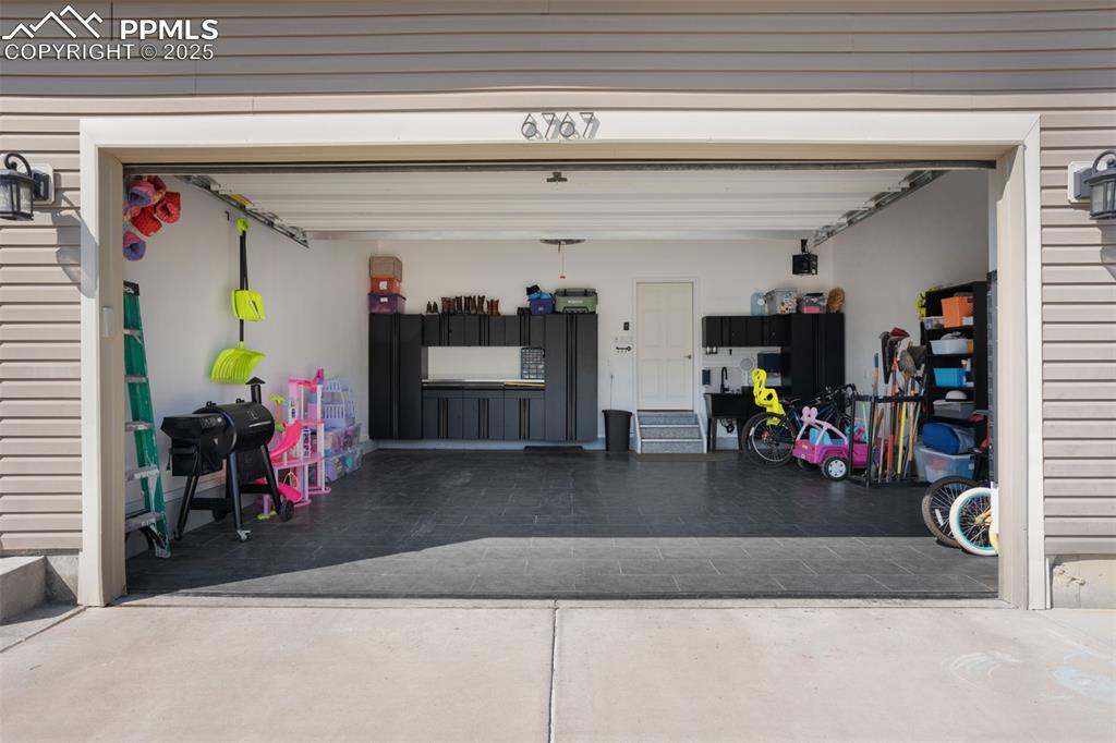 Image 34 of 40: Garage