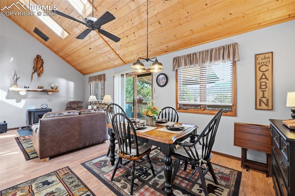 Image 10 of 50: Dining Area