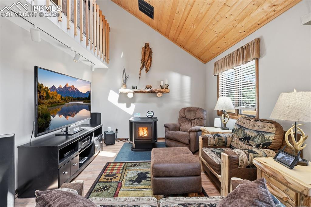 Image 12 of 50: Living Room