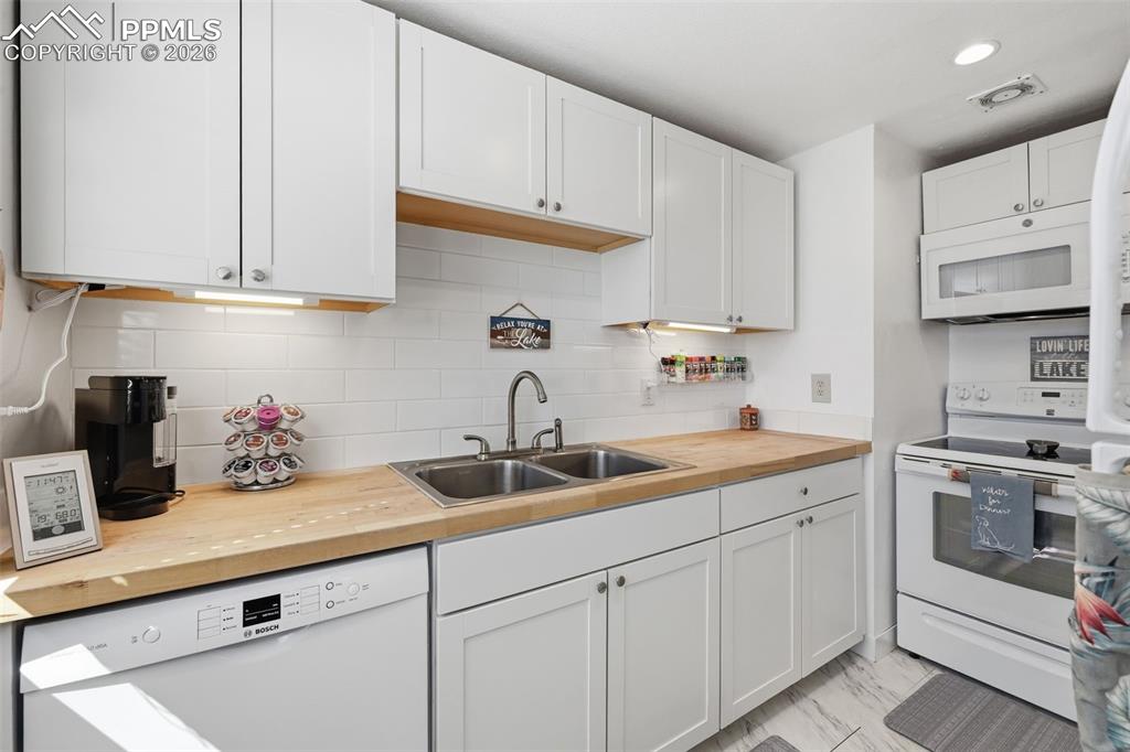 Image 14 of 50: Kitchen