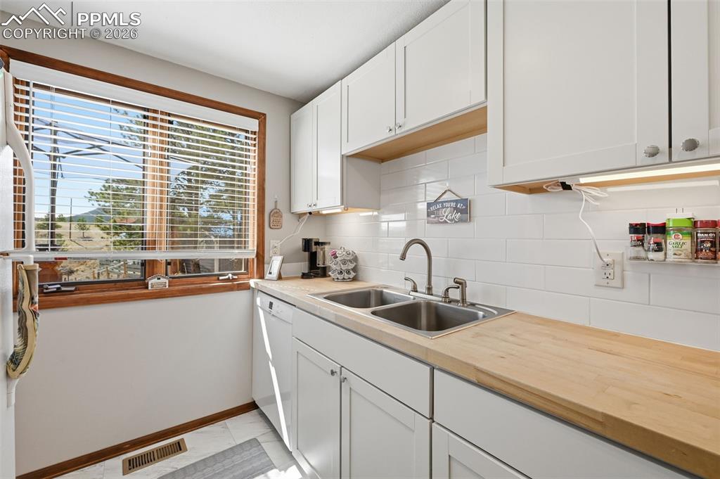 Image 15 of 50: Kitchen