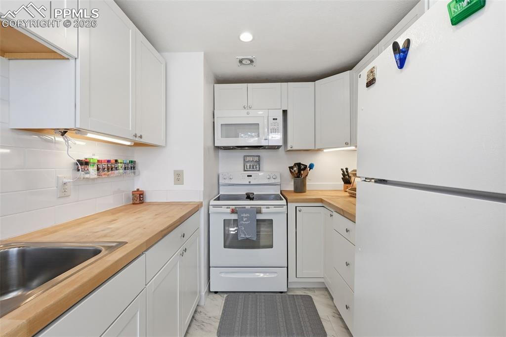 Image 16 of 50: Kitchen