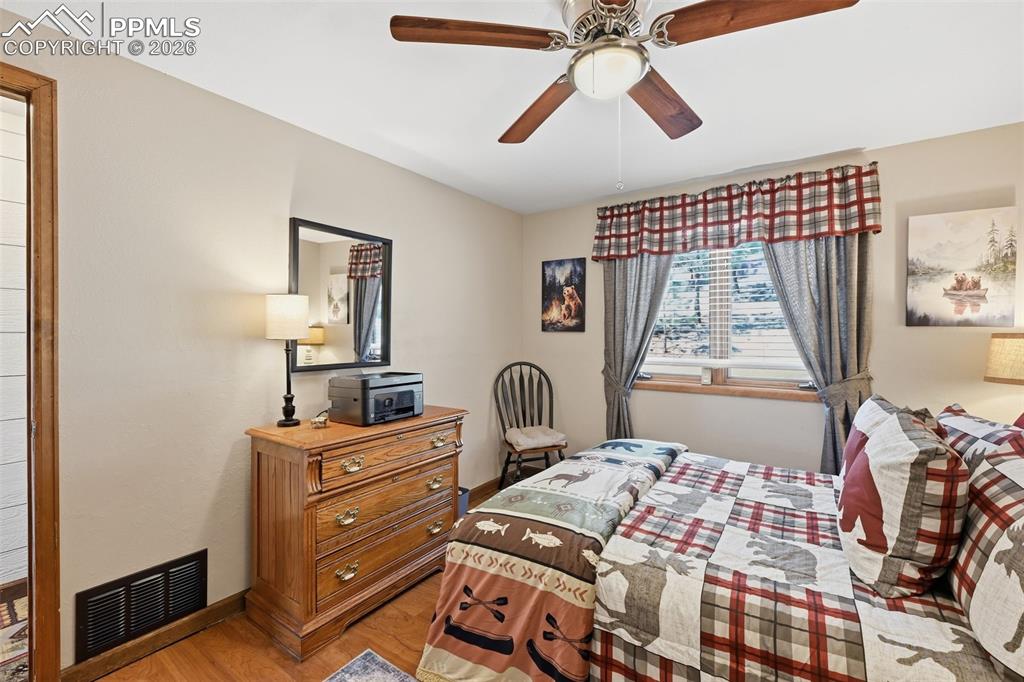 Image 17 of 50: Bedroom